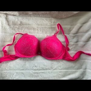 Victoria’s Secret bombshell plunge